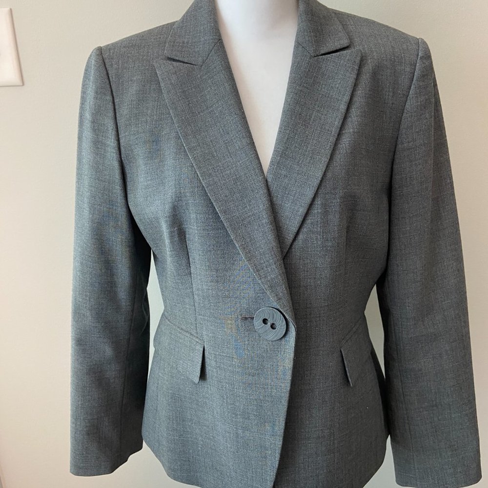 Tahari Gray Blazer size 8P - Picture 2 of 7